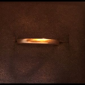 Antique 18kt gold band. 2.2 grams.